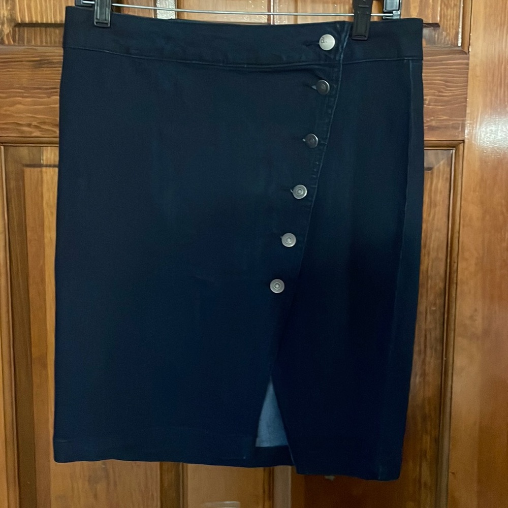 Denim skirt Buttons in the front. DJeans sz 6